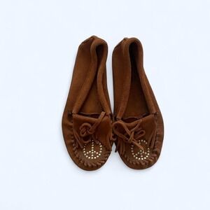 Brown suede Minnetonka Peace Moc fringe embellished moccasins size 6